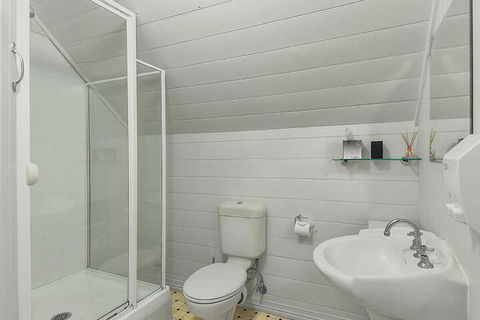 One Thornbury Boutique B & B - New Castle Holiday 7
