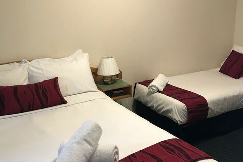 O'Shea's Royal Hotel - New Castle Holiday 7