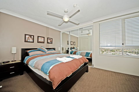 Burleigh Beach Tower - New Castle Holiday 4