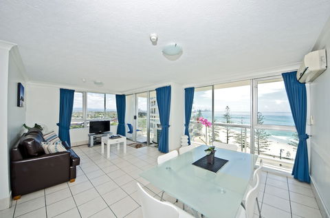 Burleigh Beach Tower - New Castle Holiday 5