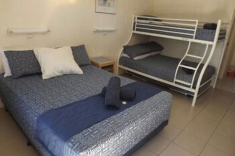 Sunbird Motel - New Castle Holiday 6