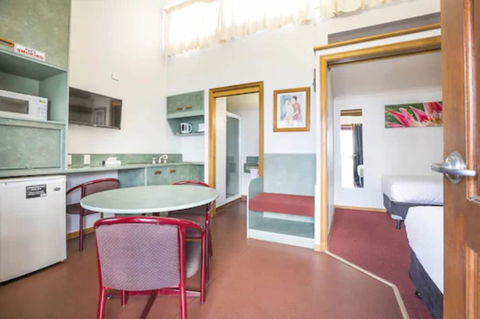 Downs Motel - New Castle Holiday 5