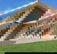 Seven Pines Motor Inn - New Castle Holiday