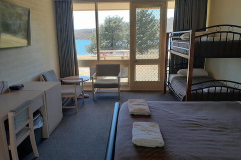 Lake Jindabyne Hotel - New Castle Holiday 4