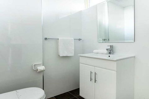 Lake Jindabyne Hotel - New Castle Holiday 5