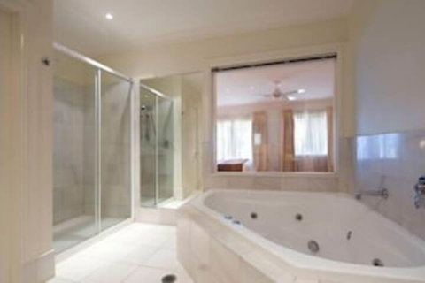 Lakeside Suites 1 - New Castle Holiday 1