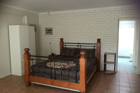 Warrumbungles Mountain Motel - New Castle Holiday 6