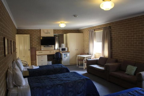 Grand Manor Motor Inn - Queanbeyan - New Castle Holiday 6