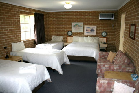 Grand Manor Motor Inn - Queanbeyan - New Castle Holiday 5