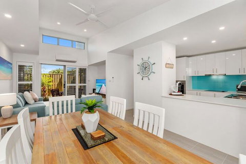 Beach Haven On The Beach - New Castle Holiday 6