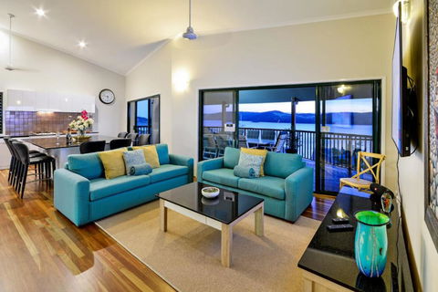 NEWLY BEAUTFULLY RENOVATED 16 The Casuarina 3 Bedroom House With 180 Degree Ocean Views - New Castle Holiday 6