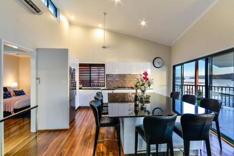 NEWLY BEAUTFULLY RENOVATED 16 The Casuarina 3 Bedroom House With 180 Degree Ocean Views - New Castle Holiday 5
