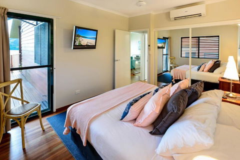 NEWLY BEAUTFULLY RENOVATED 16 The Casuarina 3 Bedroom House With 180 Degree Ocean Views - New Castle Holiday 1