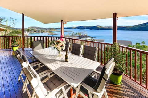 NEWLY BEAUTFULLY RENOVATED 16 The Casuarina 3 Bedroom House With 180 Degree Ocean Views - New Castle Holiday 2