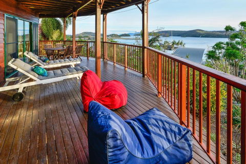 NEWLY BEAUTFULLY RENOVATED 16 The Casuarina 3 Bedroom House With 180 Degree Ocean Views - New Castle Holiday 4
