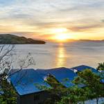 NEWLY BEAUTFULLY RENOVATED 16 The Casuarina 3 Bedroom House With 180 Degree Ocean Views - New Castle Holiday 0