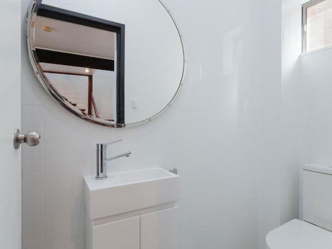 Whale Tales 78 Lentara Street FANTASTIC WATER VIEWS OVER FINGAL BEACH - New Castle Holiday 4