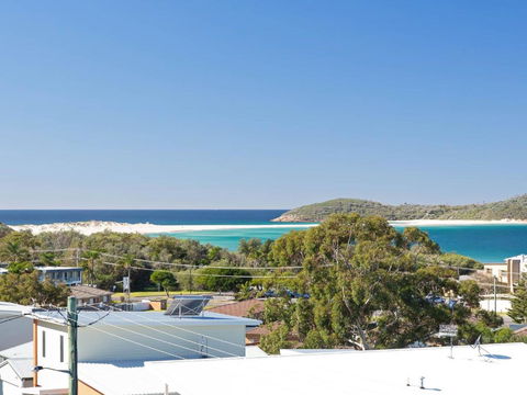 Whale Tales 78 Lentara Street FANTASTIC WATER VIEWS OVER FINGAL BEACH - New Castle Holiday 3