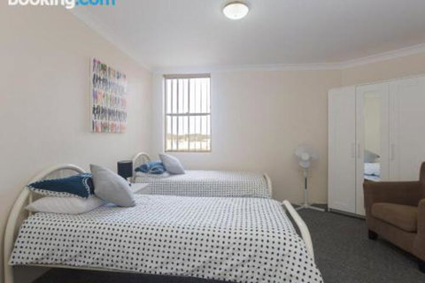 12 Thurlow Lodge 6 Thurlow Avenue Water Views Pool & Central Location - New Castle Holiday 2