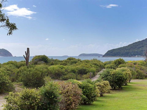 1 Intrepid 3 Intrepid Close Amazing Views Of Shoal Bay Only 100m From The Beach - New Castle Holiday 3