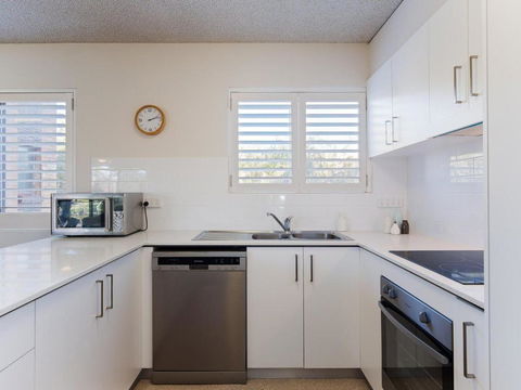 1 Intrepid 3 Intrepid Close Amazing Views Of Shoal Bay Only 100m From The Beach - New Castle Holiday 4