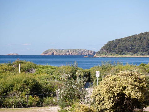 1 Intrepid 3 Intrepid Close Amazing Views Of Shoal Bay Only 100m From The Beach - New Castle Holiday 2