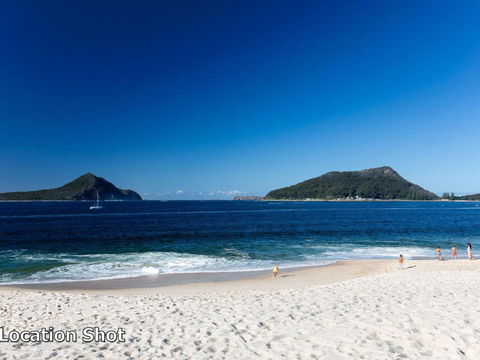 1 Intrepid 3 Intrepid Close Amazing Views Of Shoal Bay Only 100m From The Beach - New Castle Holiday 1