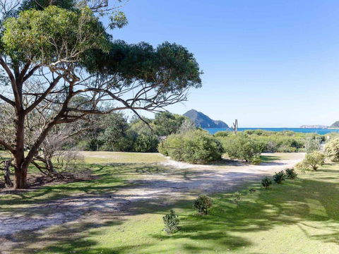 1 Intrepid 3 Intrepid Close Amazing Views Of Shoal Bay Only 100m From The Beach - New Castle Holiday 6