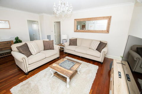 Roselawn Entertainer Large & Luxurious Sleeps 12 - New Castle Holiday 3