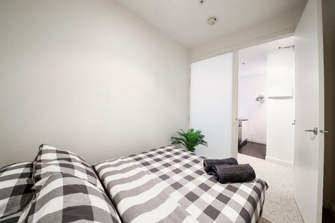 A Spacious & Central 2BR Apt Near Flinders Station - New Castle Holiday 1