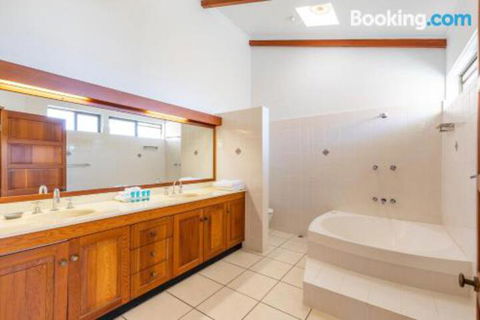 Split Living With Ocean Views Noosa Heads - New Castle Holiday 5