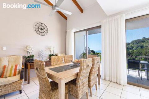 Split Living With Ocean Views Noosa Heads - New Castle Holiday 2