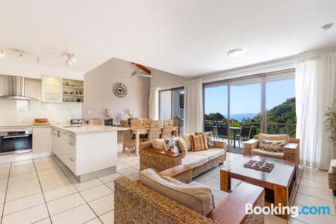Split Living With Ocean Views Noosa Heads - New Castle Holiday 6