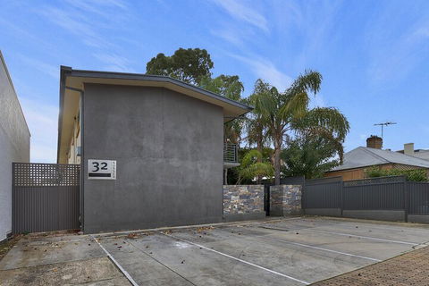 Former Dress Circle Nth Adelaide Apt With Aircon - New Castle Holiday 0