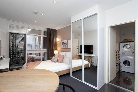 Former Dress Circle Nth Adelaide Apt With Aircon - New Castle Holiday 6