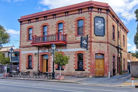 Former Dress Circle Nth Adelaide Apt With Aircon - New Castle Holiday 1