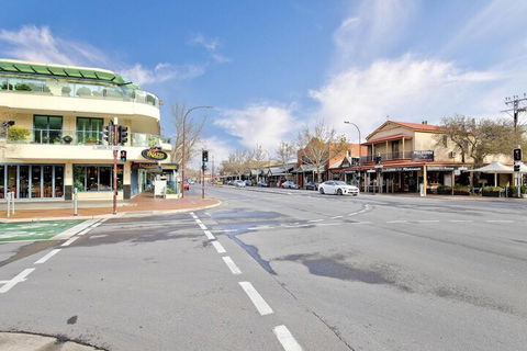 Former Dress Circle Nth Adelaide Apt With Aircon - New Castle Holiday 4