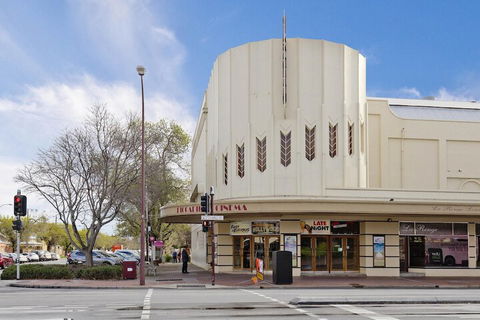 Former Dress Circle Nth Adelaide Apt With Aircon - New Castle Holiday 2