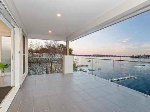 Absolute Waterfront Lakehouse Fishing Point Waterfront Pool Jetty - New Castle Holiday 4