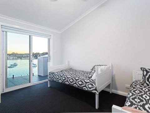 Absolute Waterfront Lakehouse Fishing Point Waterfront Pool Jetty - New Castle Holiday 2