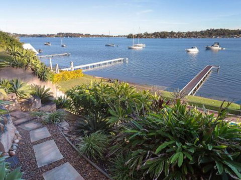 Absolute Waterfront Lakehouse Fishing Point Waterfront Pool Jetty - New Castle Holiday 6