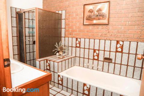 Banksia Beach House - New Castle Holiday 4