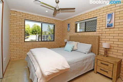 Urangan Harbour Bungalow - New Castle Holiday 1