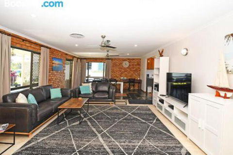 Urangan Harbour Bungalow - New Castle Holiday 6