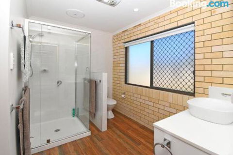 Urangan Harbour Bungalow - New Castle Holiday 5