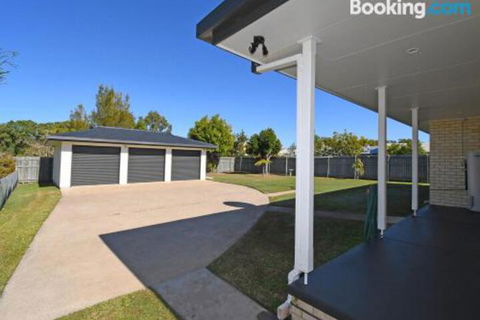 Urangan Harbour Bungalow - New Castle Holiday 4