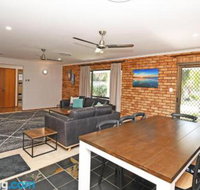 Urangan Harbour Bungalow - New Castle Holiday