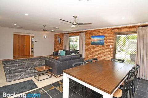 Urangan Harbour Bungalow - New Castle Holiday 0