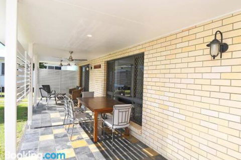 Urangan Harbour Bungalow - New Castle Holiday 2