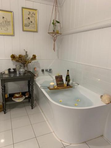 Stunning Queenslander - New Castle Holiday 6